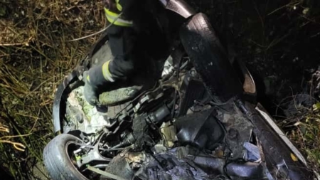 Un tânăr a murit după ce s-a răsturnat cu mașina
