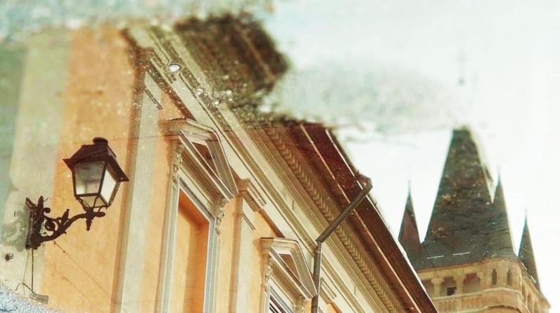 ”Upside Town”, o expoziție de fotografie de Alina Conțiș