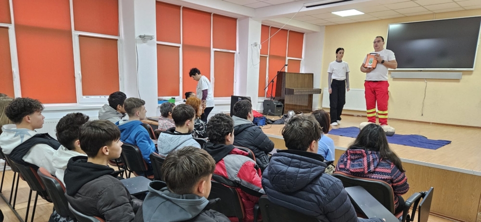 Elevii de la Colegiul Tehnic „George Barițiu” au învățat noțiunile de bază pentru acordarea primului ajutor