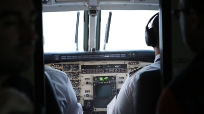 Minori sancționați după ce au îndreptat un fascicul laser spre cabina piloților unui avion care ateriza