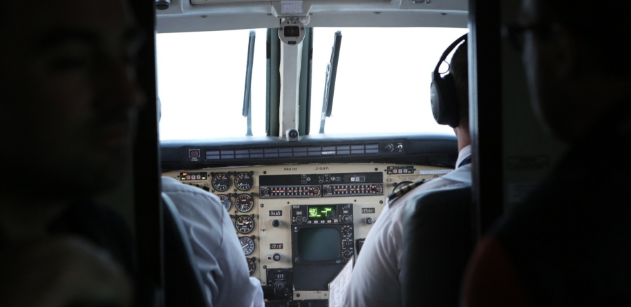 Minori sancționați după ce au îndreptat un fascicul laser spre cabina piloților unui avion care ateriza