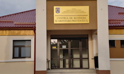 Arestați preventiv după ce au înșelat o femeie cu 46.000 de lei