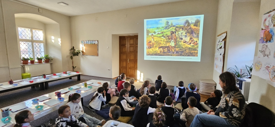 Lecție cu povești din preistorie și o călătorie în timp în lumea primilor oameni, la Muzeul de Istorie și Arheologie