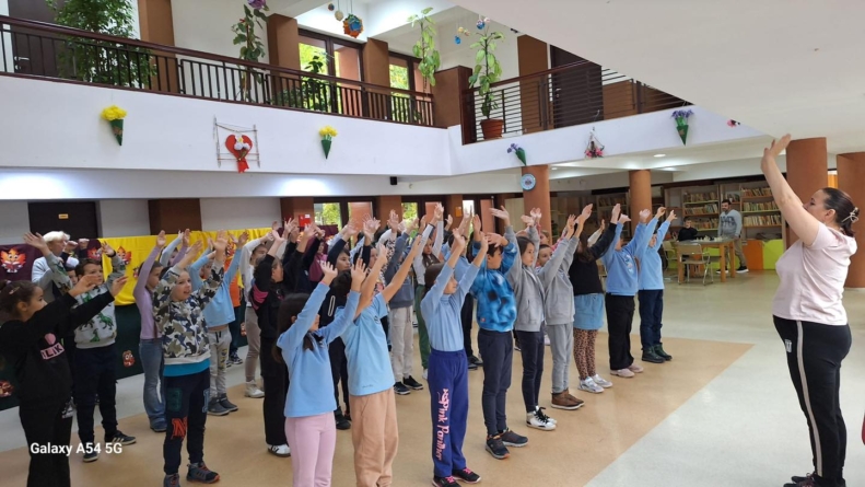 Peste 120 de elevi se reunesc săptămânal în cadrul cursurilor de dans desfășurate la Centrul Rivulus Pueris din Baia Mare