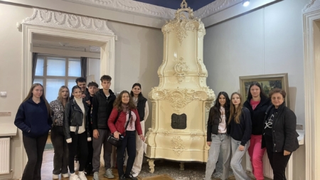 Liceenii înscriși la profilul Design vestimentar în cadrul Liceului Teoretic „Emil Racoviță” au participat la o lecție interactivă găzduită de Muzeul Județean de Artă «Centrul Artistic Baia Mare»