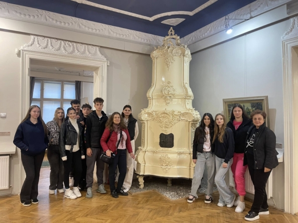 Liceenii înscriși la profilul Design vestimentar în cadrul Liceului Teoretic „Emil Racoviță” au participat la o lecție interactivă găzduită de Muzeul Județean de Artă «Centrul Artistic Baia Mare»