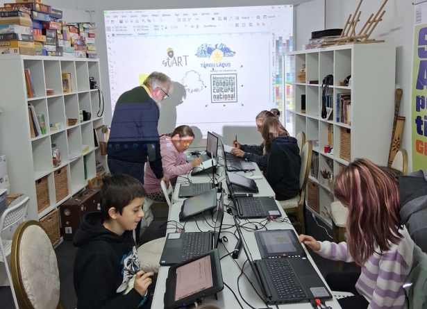 Atelierul de grafică digitală, din ce în ce mai îndrăgit de tinerii din Târgu Lăpuș