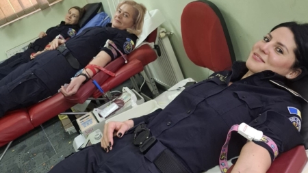 30 de polițiști de frontieră au donat sânge pentru Larisa, o copilă din Sighet diagnosticată cu o afecțiune gravă