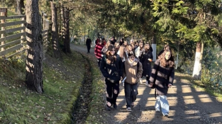Elevii de la Colegiul „Dragoș Vodă” au redescoperit frumusețea satului tradițional în cadrul Săptămânii Verzi