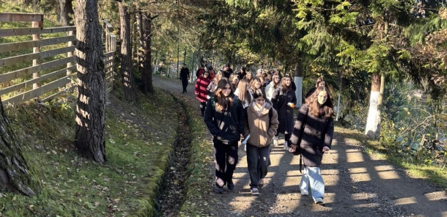Elevii de la Colegiul „Dragoș Vodă” au redescoperit frumusețea satului tradițional în cadrul Săptămânii Verzi