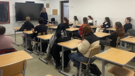 Polițiști la discuții cu liceenii despre traficul de persoane și droguri