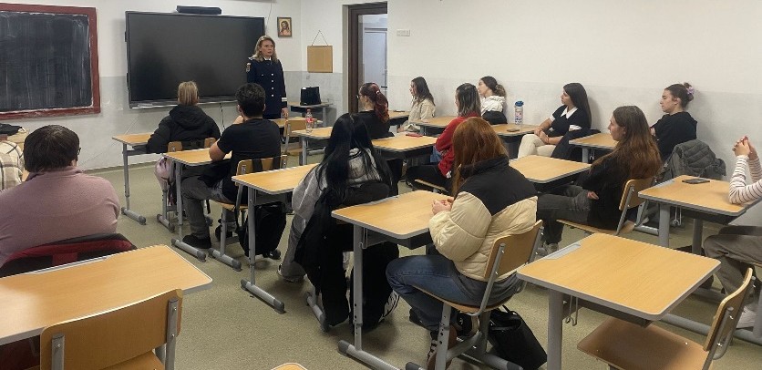 Polițiști la discuții cu liceenii despre traficul de persoane și droguri