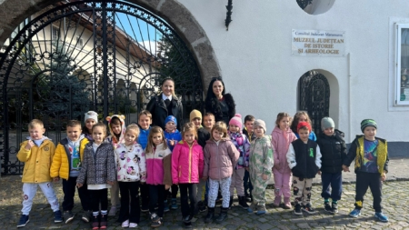 Preșcolarii de la Grădinița cu program prelungit „Otilia Cazimir” din Baia Mare au admirat expoziția de ceasuri de la muzeu