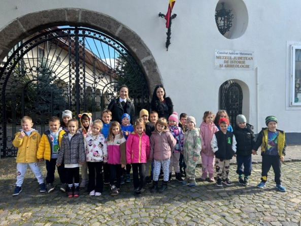 Preșcolarii de la Grădinița cu program prelungit „Otilia Cazimir” din Baia Mare au admirat expoziția de ceasuri de la muzeu