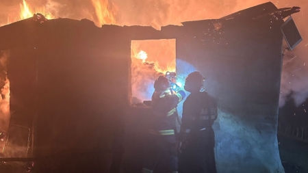 Incendiu la Buteasa. Un bărbat a ajuns la spital