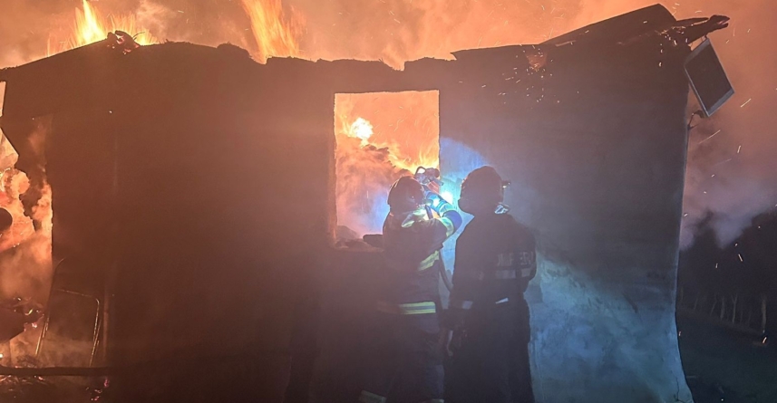 Incendiu la Buteasa. Un bărbat a ajuns la spital