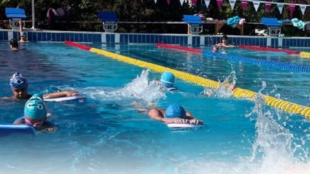 Se fac înscrieri la înot pentru copii la Fabrica de Campioni