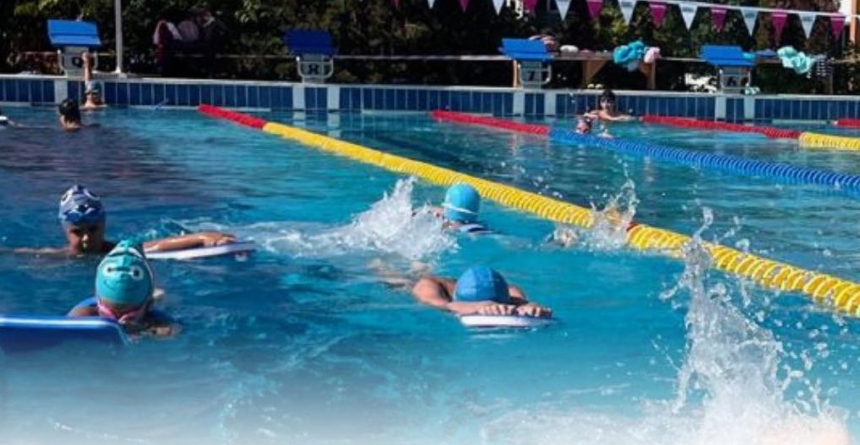 Se fac înscrieri la înot pentru copii la Fabrica de Campioni