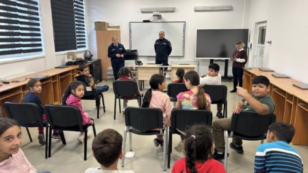 Elevii de la Școala Gimnazială „Vasile Alecsandri” Baia Mare, în dialog cu jandarmii