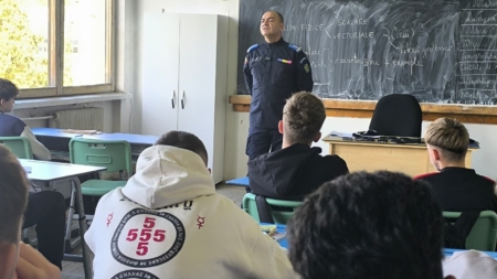 Discuții despre fumatul în școli și consumul de energizante la o întâlnire a jandarmilor cu elevi ai Colegiului Tehnic ,,Aurel Vlaicu”