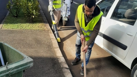 Lucrări de igienizare a unor parcări în Baia Mare