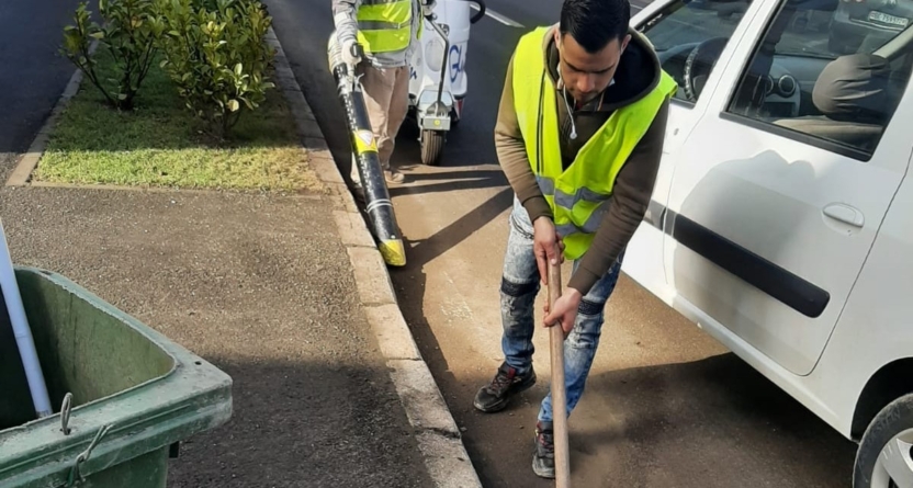 Lucrări de igienizare a unor parcări în Baia Mare