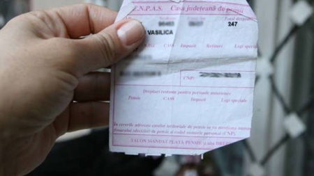 Pensionarii cu venituri mici vor primi bani în plus la final de an