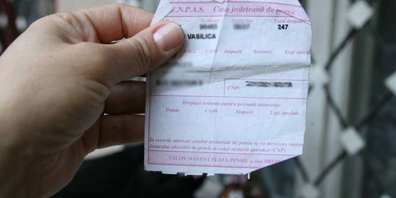 Pensionarii cu venituri mici vor primi bani în plus la final de an