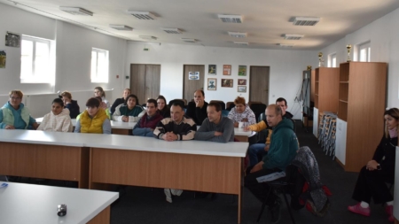 Rezidenții de la Centrul de Îngrijire și Asistență „Pinochio” din Cărbunari, emoționați de povestea de viață a unui deținut de la Penitenciarul Baia Mare