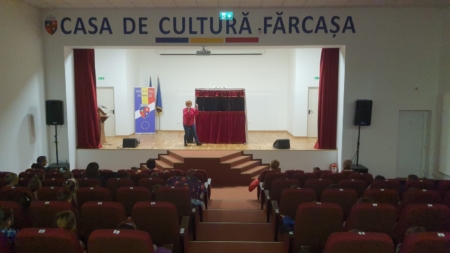 Preșcolarii din comuna Fărcașa au descoperit povestea lui Pinocchio, pusă în scenă de Trupa de teatru „Spiridușii” din Satu Mare