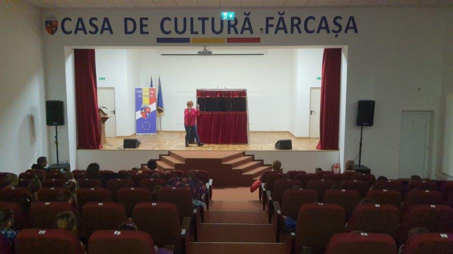 Preșcolarii din comuna Fărcașa au descoperit povestea lui Pinocchio, pusă în scenă de Trupa de teatru „Spiridușii” din Satu Mare