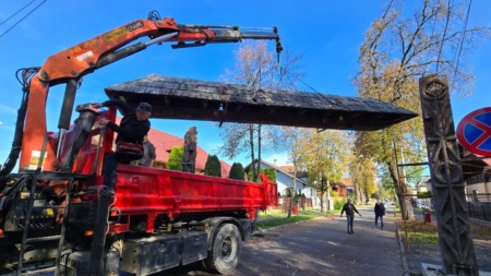 Poarta maramureșeană de la intrarea în Parcul „Grădina Morii” din Sighet, demontată pentru a fi recondiționată