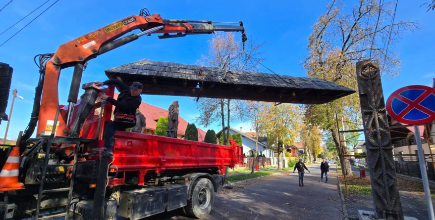 Poarta maramureșeană de la intrarea în Parcul „Grădina Morii” din Sighet, demontată pentru a fi recondiționată