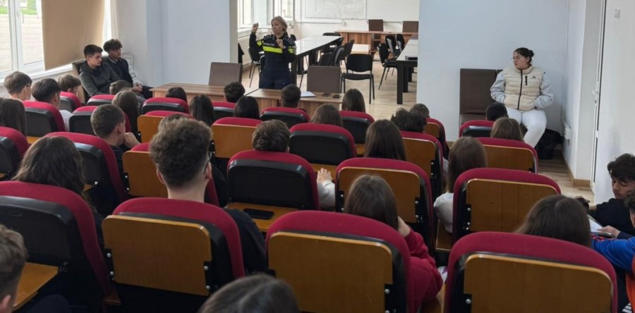 Liceeni din Sighet, în dialog cu polițiștii despre prevenirea violenței
