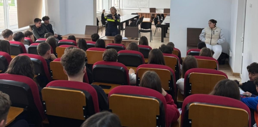 Liceeni din Sighet, în dialog cu polițiștii despre prevenirea violenței