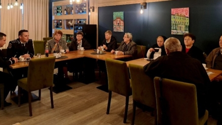 Discuții la o cafea ale vârstnicilor cu polițiștii la Sighet