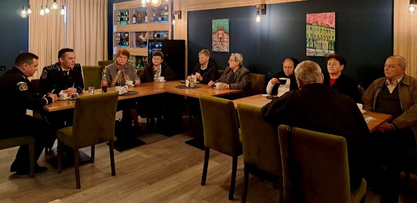 Discuții la o cafea ale vârstnicilor cu polițiștii la Sighet