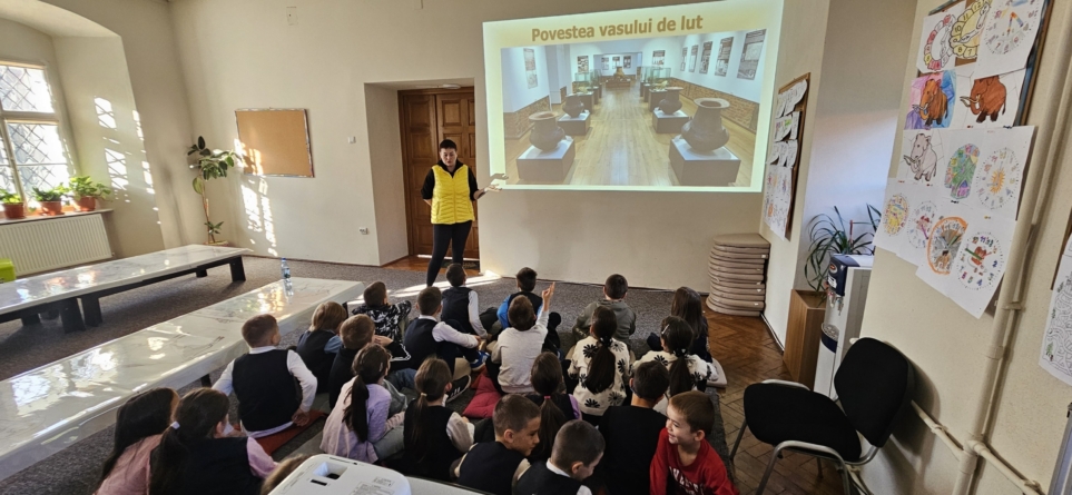 Elevii de la Școala Gimnazială „Lucian Blaga” din Baia mare au descoperit povestea vasului de lut, la muzeu