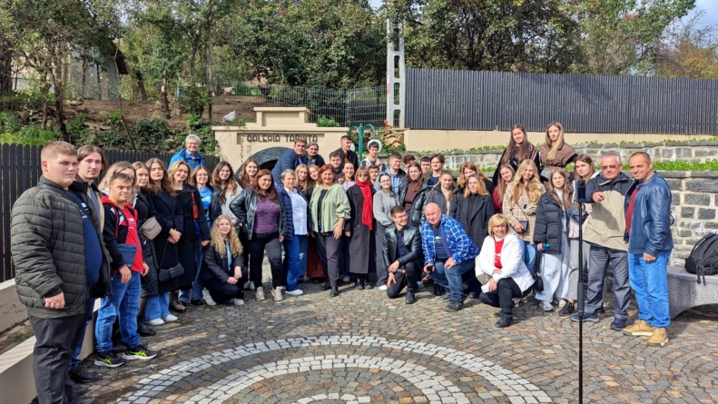 Peste 50 de studenți au efectuat o vizită culturală la Tăuții-Măgherăuș, în cadrul proiectului multicultural „Root4Dig”