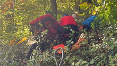 Intervenție a salvamontiștilor în sprijinul unui bărbat care s-a accidentat pe când era la cules de ciuperci