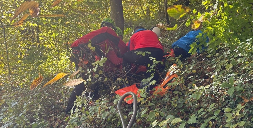 Intervenție a salvamontiștilor în sprijinul unui bărbat care s-a accidentat pe când era la cules de ciuperci