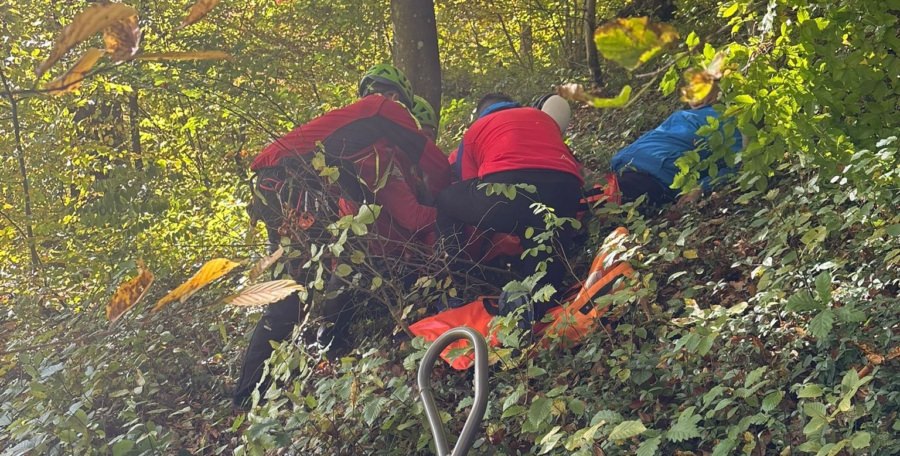 Intervenție a salvamontiștilor în sprijinul unui bărbat care s-a accidentat pe când era la cules de ciuperci
