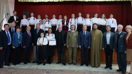 Elevii clasei de canto de la Școala Populară de Artă „Liviu Borlan” Baia Mare au sărbătorit Ziua Națională a Armatei Române printr-un spectacol deosebit