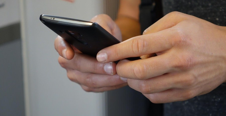 SMS-uri aparent inofensive pot ascunde tentative de furt de date, avertizează DNSC