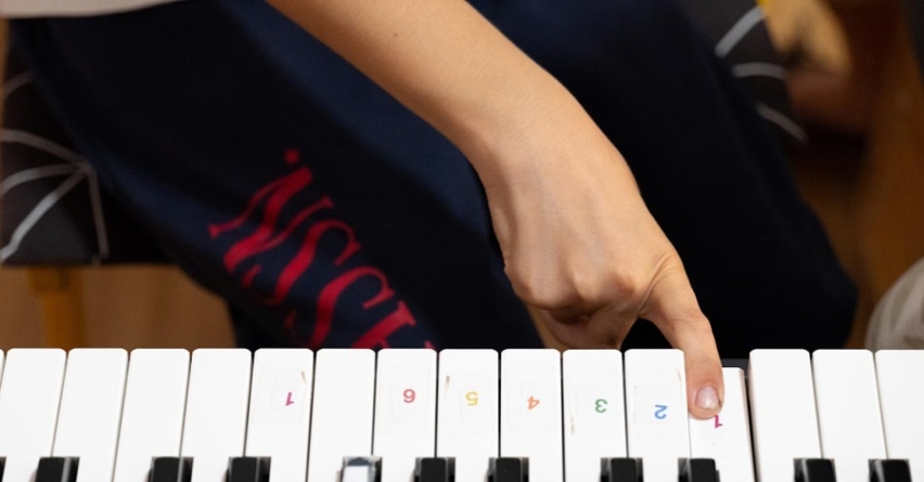 Cursul gratuit de terapie prin muzică va avea loc la Asociația Esperando din Baia Mare