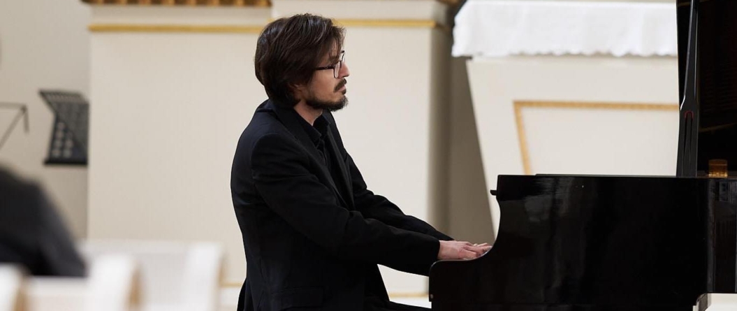 Colegiul de Arte Baia Mare găzduiește un recital de excepție susținut de pianistul Luca Pulbere