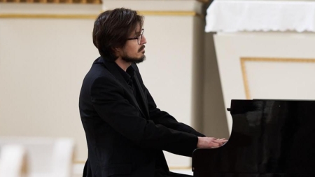 Colegiul de Arte Baia Mare găzduiește un recital de excepție susținut de pianistul Luca Pulbere
