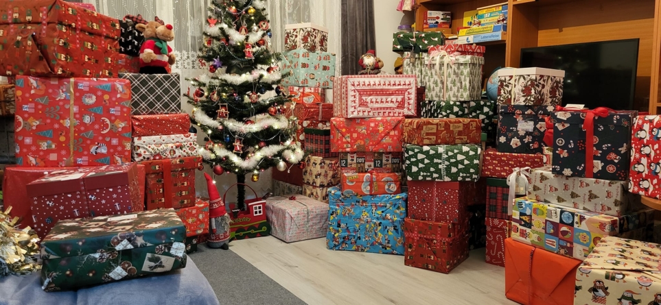 Asociația „Mâinile care fac bine” pornește campania de Crăciun „O cutie, o bucurie”