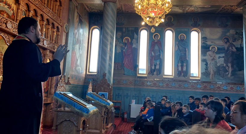 Credință și tradiție: La Săcălășeni încep întâlnirile de cateheză și colinde pentru copii și tineri