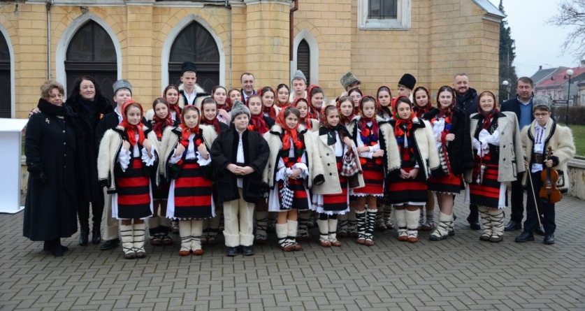 Sighetu Marmației îmbracă straie de sărbătoare de Ziua Națională – ceremonie, spectacol și aprinderea luminițelor de iarnă